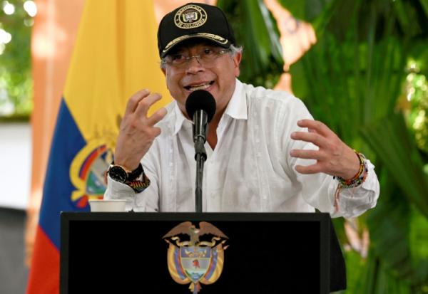Le président colombien Gustavo Petro prononce un discours lors d'une cérémonie de destruction de matériel de guerre à Puerto Asís, en Colombie, le 15 octobre 2025