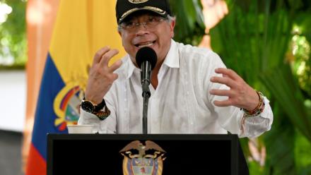 Le président colombien Gustavo Petro prononce un discours lors d'une cérémonie de destruction de matériel de guerre à Puerto Asís, en Colombie, le 15 octobre 2025