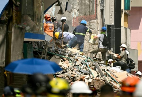 Les secouristes recherchent d'éventuels survivants, à Pereira en Colombie, le 14 août 2026