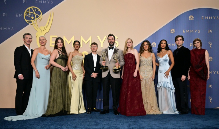 De gauche à droite: les acteurs Shawn Hatosy, Katherine LaNasa, Isa Briones, Shabana Azeez, Gerran Howell, Noah Wyle, Taylor Dearden, Sepideh Moafi, l’actrice américaine Supriya Ganesh, Patrick Ball et Fiona Dourif, lauréats du prix de la meilleure série dramatique pour 
