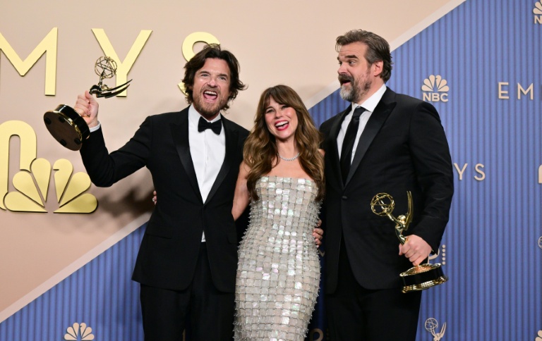 Les acteurs américains Jason Bateman, Linda Cardellini et David Harbour, lauréats de l'Emmy de la meilleure mini-série ou anthologie pour 