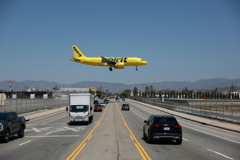 Un Airbus A320 de la compagnie aérienne américaine à bas coût Spirit Airlines atterrit à l'aéroport Hollywood Burbank, le 17 avril 2026 