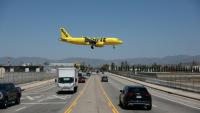 Un Airbus A320 de la compagnie aérienne américaine à bas coût Spirit Airlines atterrit à l'aéroport Hollywood Burbank, le 17 avril 2026 