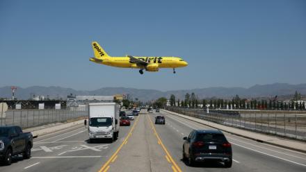 Un Airbus A320 de la compagnie aérienne américaine à bas coût Spirit Airlines atterrit à l'aéroport Hollywood Burbank, le 17 avril 2026 