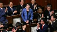 La présidente du Parti libéral démocrate (PLD) Sanae Takaichi (c) est applaudie après avoir été nommée nouvelle Première ministre du Japon lors d'une session extraordinaire de la chambre basse du Parlement à Tokyo, le 21 octobre 2025