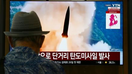 Des images d'archives d'un tir de missile nord-coréen diffusées lors d'un reportage sur un écran dans une gare de Séoul, le 6 août 2026