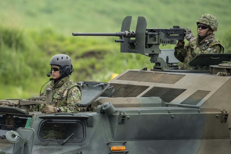 Des soldats japonais participent à un exercice de tir réel, en juin