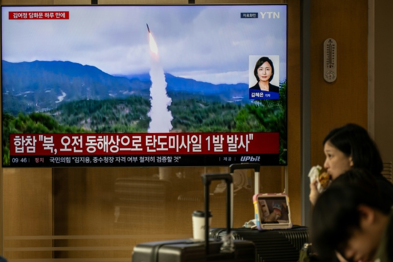 Un écran dans une gare de Séoul diffuse des images d'un essai de missile nord-coréen, le 3 octobre 2026