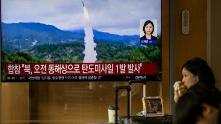 Un écran dans une gare de Séoul diffuse des images d'un essai de missile nord-coréen, le 3 octobre 2026