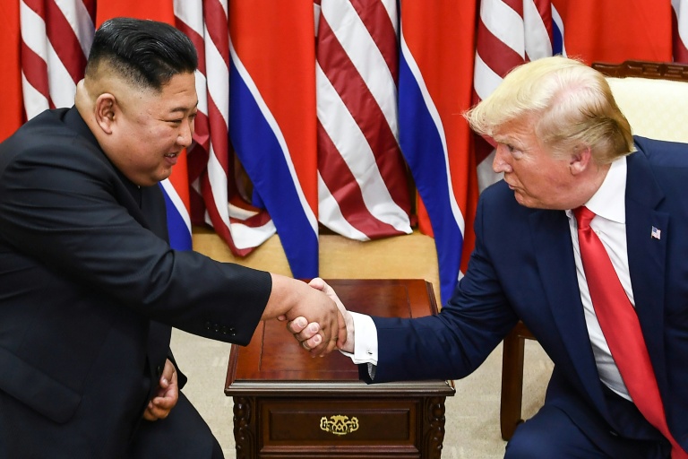 Le dirigeant nord-coréen Kim Jong Un et le président américain Donald Trump se serrent la main, le 30 juin 2019 dans la zone de sécurité commune intercoréenne, Panmunjom 
