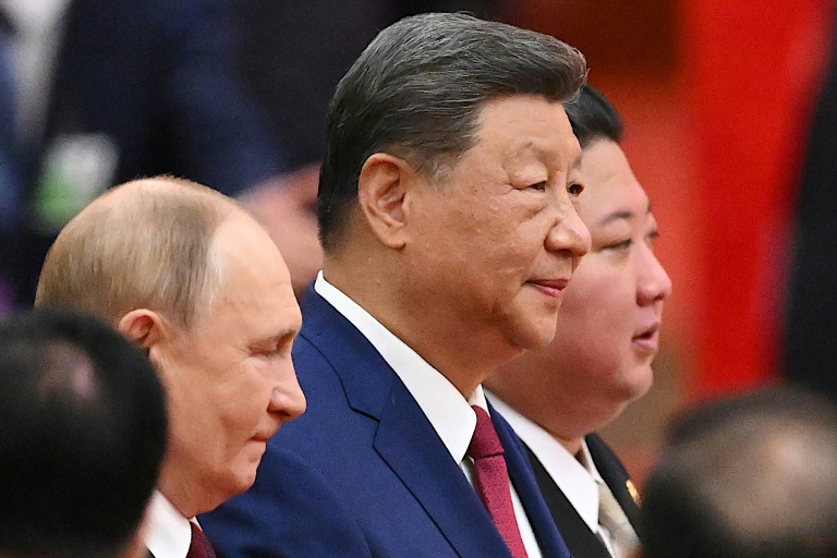 Le président russe Vladimir Poutine (à gauche), son homologue chinois Xi Jinping (au centre) et le dirigeant nord-coréen Kim Jong Un, le 3 septembre 2025 lors d'un défilé commémorant la fin de la Seconde Guerre mondiale, à Pékin
