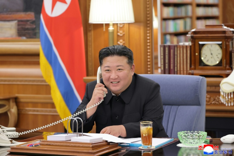 Photo diffusée par l'agence de presse officielle de Pyongyang KCNA montrant le dirigeant nord-coréen Kim Jong Un au téléphone, le 12 août 2025 en Corée du Nord