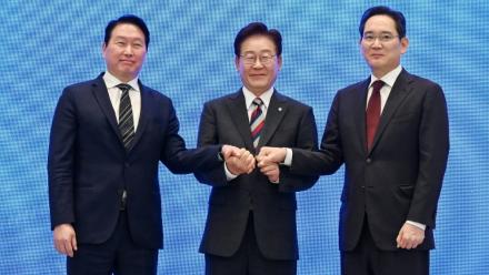 Le président Lee Jae Myung (c) scelle d'une poignée de main un plan public-privé de 1.200 milliards de dollars pour les puces et l'IA, à Séoul, le 29 juin 2026