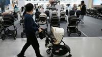Un homme avec sa poussette dans une allée d'un salon de l'enfant, le 30 avril 2026 à Séoul 