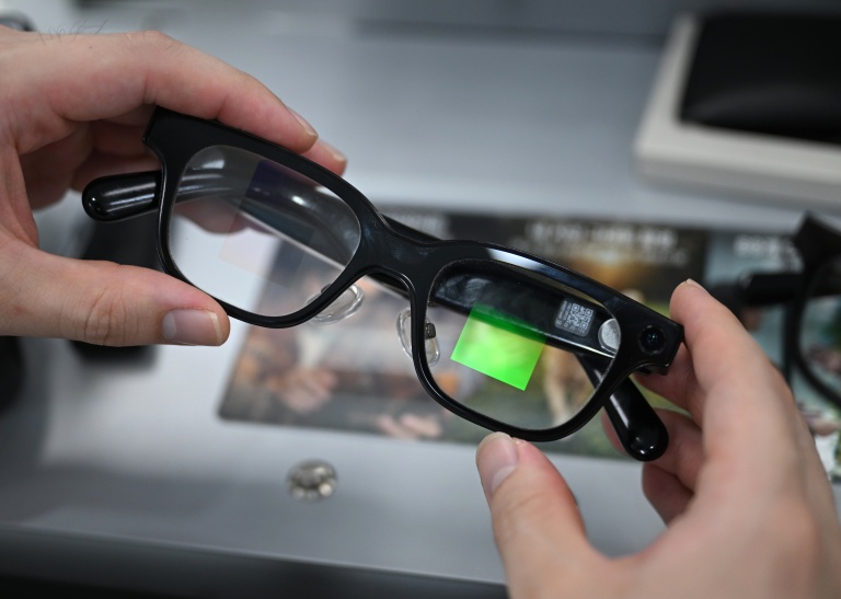 Un optométriste tenant une paire de lunettes connectées dans un magasin d'optique de Séoul, le 30 octobre 2026
