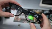 Un optométriste tenant une paire de lunettes connectées dans un magasin d'optique de Séoul, le 30 octobre 2026
