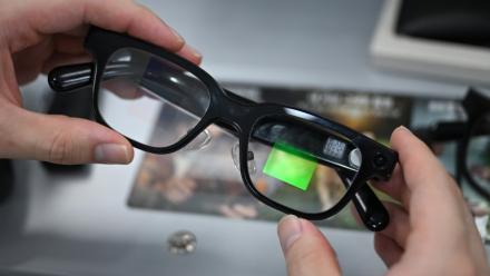 Un optométriste tenant une paire de lunettes connectées dans un magasin d'optique de Séoul, le 30 octobre 2026
