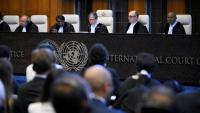 Le président de la Cour de justice internationale Yuji Iwasawa (C) présente la premier avis consultatif de l'institution sur les obligations légales des pays face aux changements climatiques, le 25 juillet 2025 à La Haye