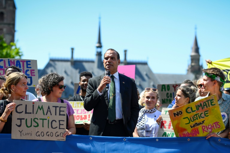 Ralph Regenvanu, ministre du Changement climatique au Vanuatu prend la parole lors d'un rassemblement devant la Cour internationale de justice à La Haye (CIJ), le 23 juillet 2025