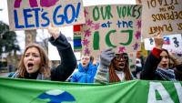 Un groupe de militants pour le climat manifeste devant la Cour internationale de justice à La Haye, aux Pays-Bas, le 2 décembre 2024