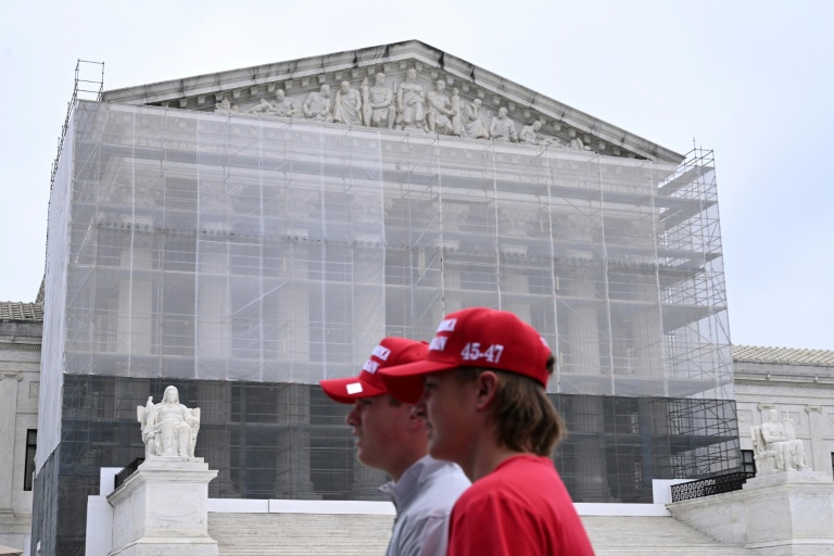 Deux hommes portant des casquettes 