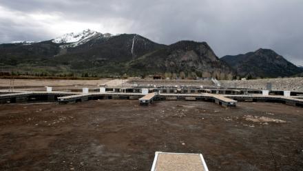 Des pontons flottants reposent sur un lit de boue séchée au port de plaisance de Frisco , dans le Colorado, le 13 mai 2026