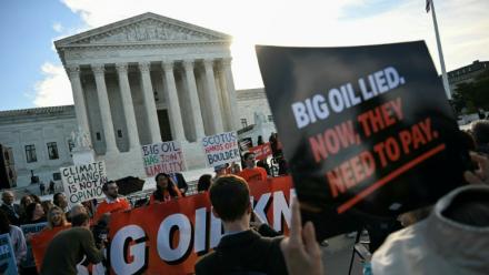 Des personnes manifestent pour dénoncer la contribution des compagnies pétrolières au changement climatique devant la Cour suprême des Etats-Unis, à Washington le 5 octobre 2026