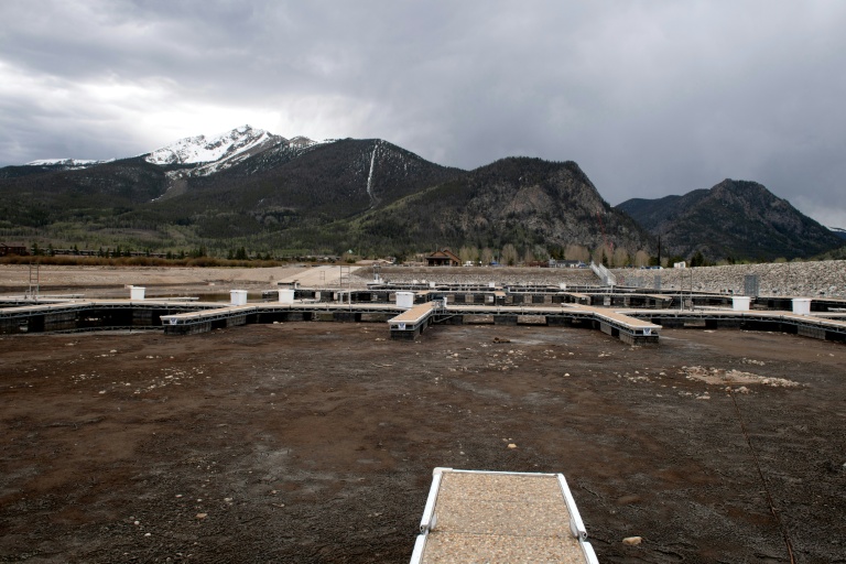 Des pontons flottants reposent sur un lit de boue séchée au port de plaisance de Frisco , dans le Colorado, le 13 mai 2026