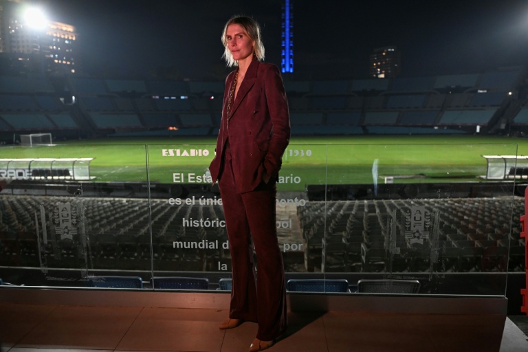 La créatrice de mode américano-uruguayenne Gabriela Hearst après la présentation des tenues officielles de l'équipe nationale de football d'Uruguay pour la Coupe du monde 2026, au stade Centenario de Montevideo, le 2 juin 2026
