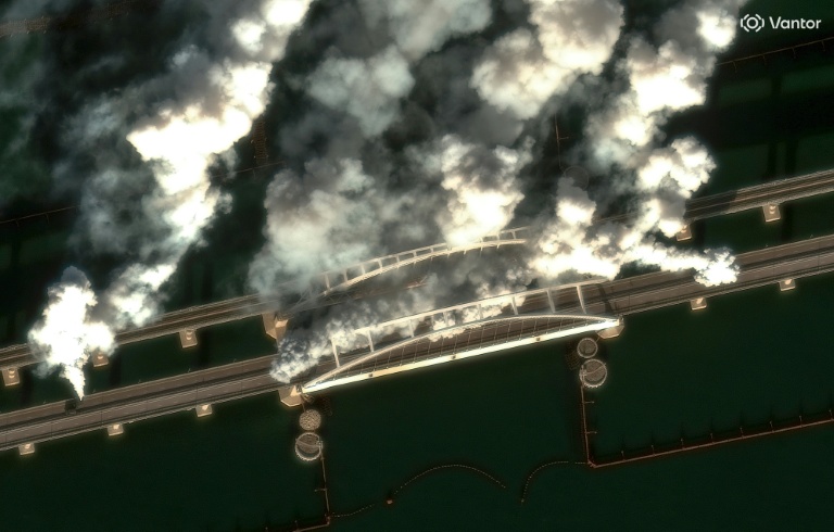 Image satellite prise le 22 juin 2026 et rendue publique le 23 juin 2026 par la société Vantor, montrant de la fumée s'élevant du pont de Crimée