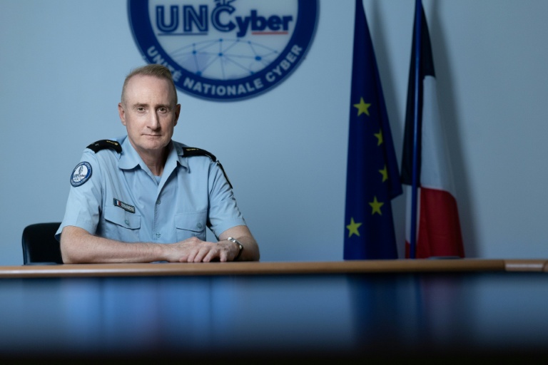 Le général Hervé Petry, commandant de l'unité nationale cyber (UNC), dans les locaux de l'unité à Pontoise, le 7 avril 2026 dans le Val-d'Oise