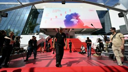Le tapis rouge est installé devant le Palais des Festivals avant la cérémonie d'ouverture du 78e Festival de Cannes, le 13 mai 2025