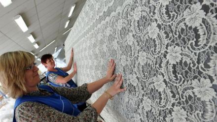 Deux employées de la société Solstiss, à Caudry, travaillent le 3 mai 2011 sur une pièce de dentelle