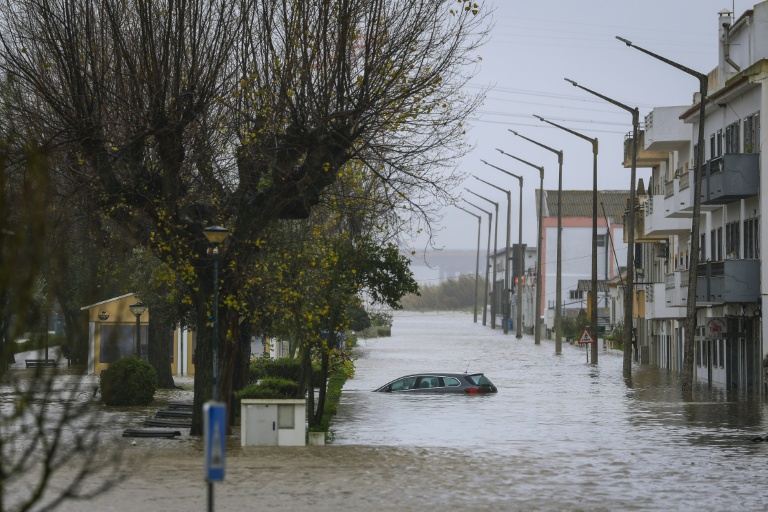 Une voiture submergée dans une rue inondée d'Alcacer do Sal lors de la Dépression Leonardo, le 4 février 2026 dans le sud du Portugal