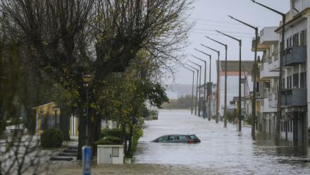 Une voiture submergée dans une rue inondée d'Alcacer do Sal lors de la Dépression Leonardo, le 4 février 2026 dans le sud du Portugal