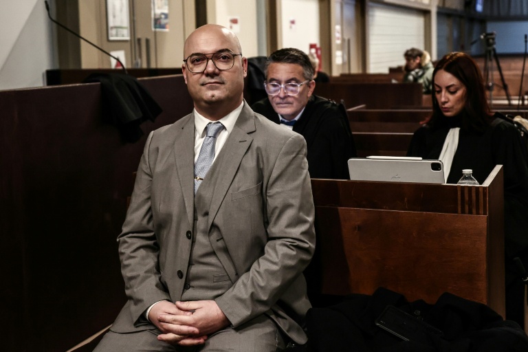 Le maire d'Orange, Yann Bompard, attend le début de son procès au tribunal de Marseille le 17 décembre 2025