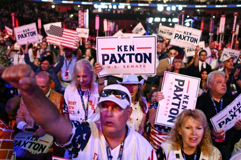 Des militants durant un discours de Ken Paxton à Dallas, au Texas le 9  septembre 2026