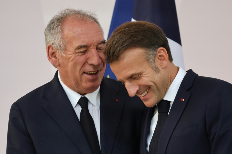 L'ancien Premier ministre François Bayrou et le président de la République Emmanuel Macron à Paris le 13 juillet 2025