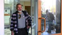 Dmitri Mouratov, rédacteur en chef du journal Novaïa Gazeta, prix Nobel de la paix, quitte un tribunal de Moscou où comparait Lida Moniava, fondatrice d'une organisation caritative, accusée de "diffusion de fausses informations", le 3 septembre 2026