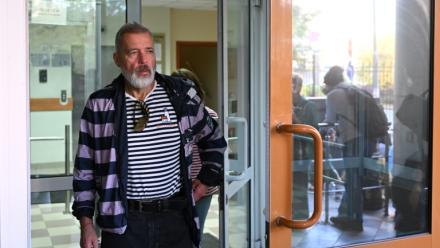 Dmitri Mouratov, rédacteur en chef du journal Novaïa Gazeta, prix Nobel de la paix, quitte un tribunal de Moscou où comparait Lida Moniava, fondatrice d'une organisation caritative, accusée de "diffusion de fausses informations", le 3 septembre 2026