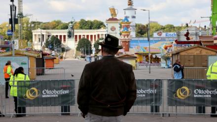 Un passant regarde le site de l'Oktoberfest, la grande Fête de la bière à Munich, fermé aux touristes après des menaces sur sa sécurité le 1er octobre 2025 à Munich (sud de l'Allemagne) 