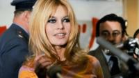 L'actrice française Brigitte Bardot donne une conférence de presse en décembre 1965 à Hollywood 