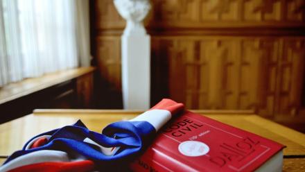 Un exemplaire du code civil à la mairie de Lille, le 5 novembre 2012  