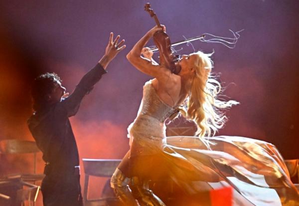 La violoniste LInda Lampenius et le chanteur Pete Parkonnen, pour la Finlande, sur la scène de l'Eurovision à Vienne, en Autriche, le 16 mai 2026.