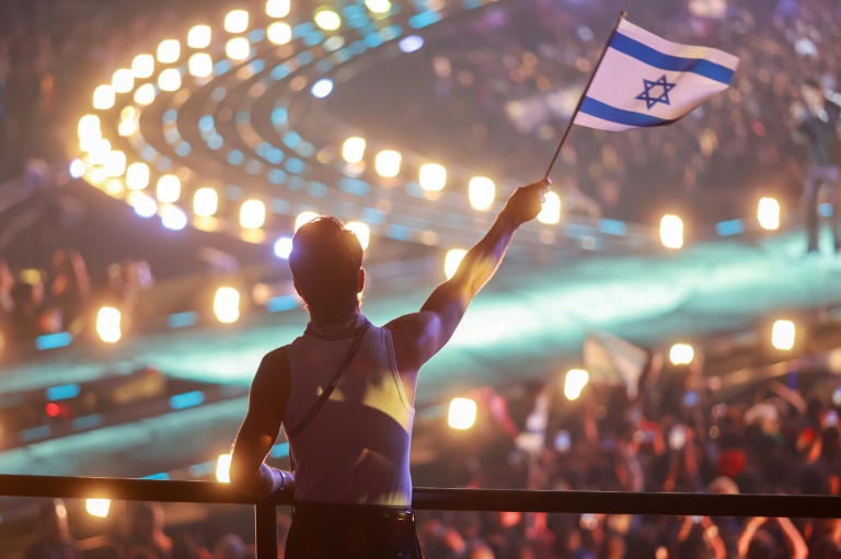 Un fan porte un drapeau israélien à Vienne, en Autriche, lors de la finale de l'Eurovision le 16 mai 2026.