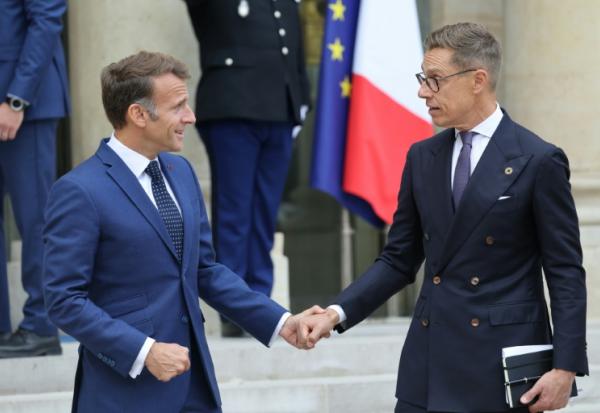 Le président français Emmanuel Macron, à gauche, avec à sa droite le président finlandais Alexander Stubb, le 10 septembre 2026, à Paris