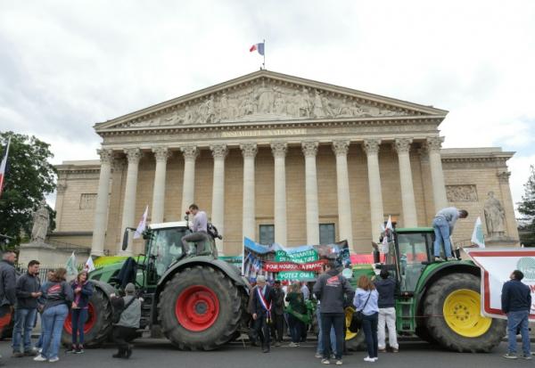 Des agriculteurs lors d'un rassemblement organisé par les syndicats FNSEA et Jeunes Agriculteurs (JA) devant l'Assemblée nationale à Paris, le 26 mai 2025