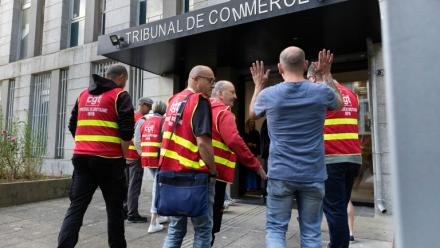 Des syndicalistes de la CGT de la Fonderie de Bretagne (FDB) pénètrent dans le tribunal de commerce de Lorient, dans le Morbihan, en France, le 3 juillet 2026