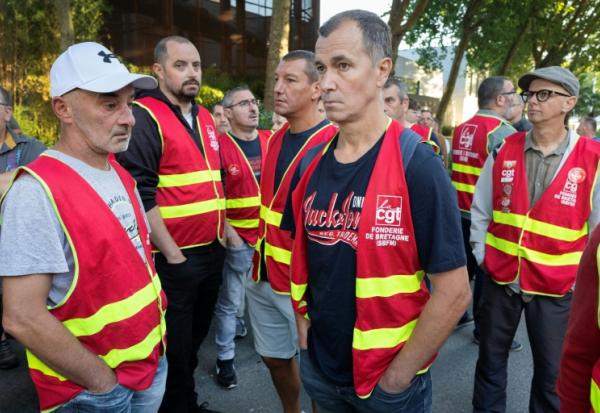 Des syndicalistes CGT de la Fonderie de Bretagne (FDB) devant le tribunal de commerce de Lorient, le 3 juillet 2026