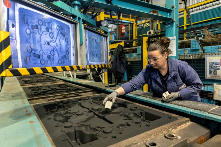 Une salariée de la Fonderie de Bretagne sur la ligne de production, à Caudan (Morbihan), le 14 mai 2025